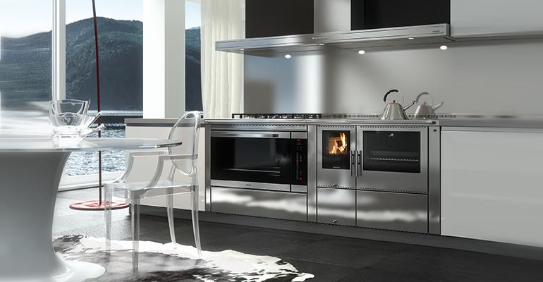 COMBINED MONOBLOC CONSISTING OF &Ouml;KOALPIN 100PLUS HEATING STOVE IN THE STAINLESS STEEL VERSION COMBINED WITH ELITE90 OVEN, LARGO76 HOB AND THE STAINLESS STEEL LINE HOOD